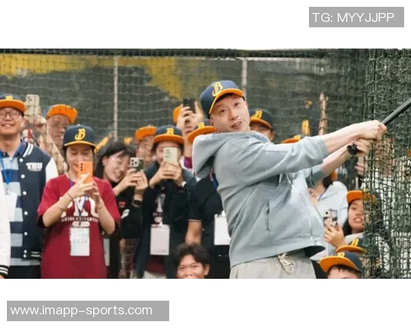 大球后退失足鞋子滑落意外摔倒引发全场哄笑的囧事