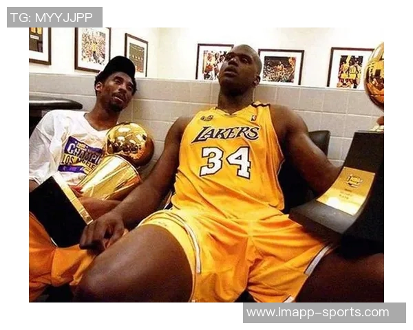 谢里夫奥尼尔特意前来致敬科比叔叔与雕像合影留念