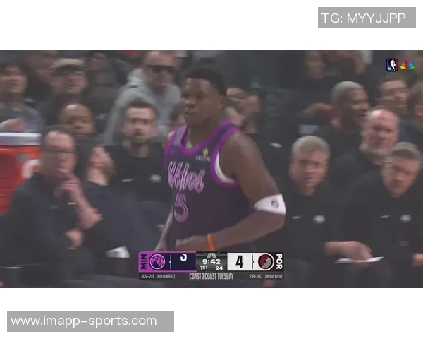 爱德华兹轻松发挥10投5中贡献14分4篮板2助攻2抢断1盖帽展现全能表现